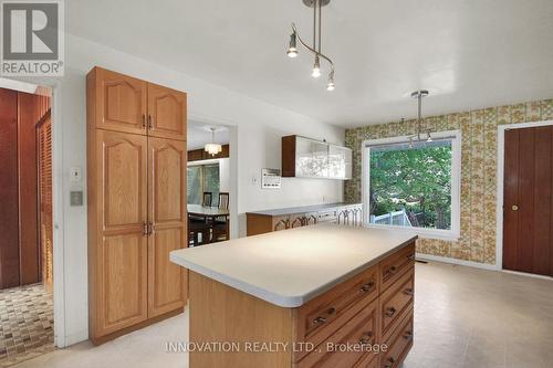 Eat-in area and access to backyard - 1136 Castle Hill Crescent, Ottawa, ON 