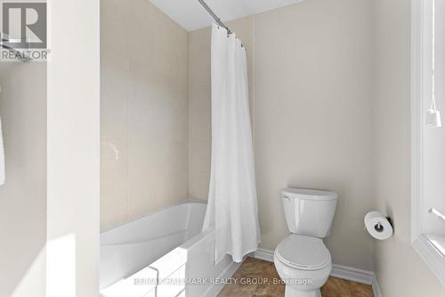 Full bathroom with tub and shower - 223 Serra Ridge, Ottawa, ON 
