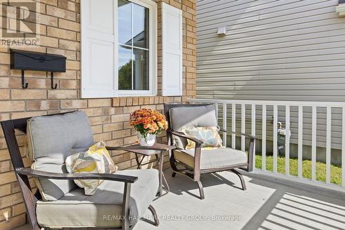 Modern and cozy front porch seating area - 223 Serra Ridge, Ottawa, ON 