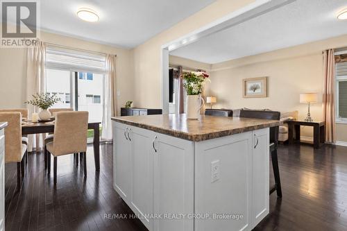 Kitchen island overlooking dining area - 223 Serra Ridge, Ottawa, ON 