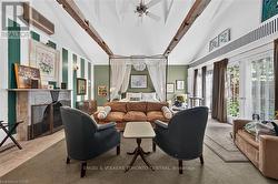Vaulted ceiling with exposed wood beams - 