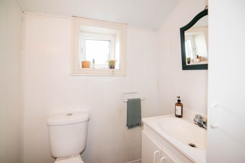 Powder room - 14 Route 132 E., Saint-Denis-De La Bouteillerie, QC 