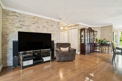 Salon - 125 Rue Joseph-Vandal, Saint-Jean-Sur-Richelieu, QC 