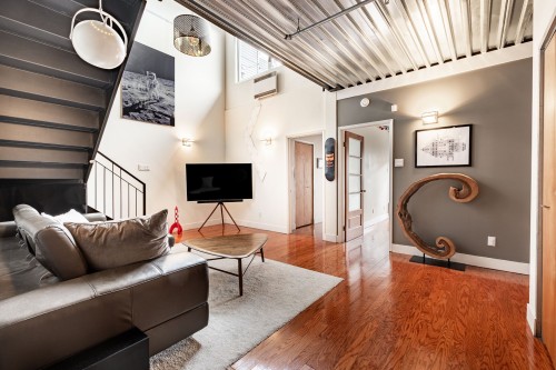 Salon - 304-3282 Rue Ontario E., Montréal (Mercier/Hochelaga-Maisonneuve), QC 