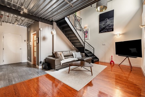 Salon - 304-3282 Rue Ontario E., Montréal (Mercier/Hochelaga-Maisonneuve), QC 