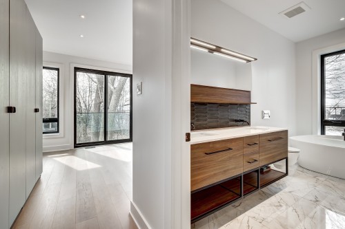Salle de bains attenante à la CCP - 5826 Av. Palmer, Côte-Saint-Luc, QC 