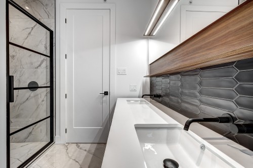 Salle de bains attenante à la CCP - 5826 Av. Palmer, Côte-Saint-Luc, QC 