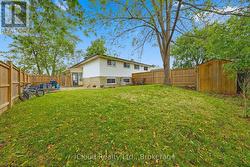 Huge fully fenced backyard - 