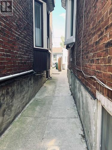 LOWER - 263 GRACE STREET , Toronto, Ontario M6G 3A7 2