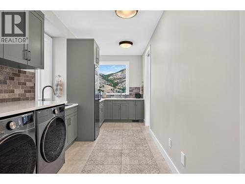 Butler's pantry with laundry - 887 Loseth Drive, Kelowna, BC 