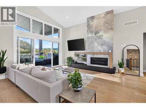 Living Room - 887 Loseth Drive, Kelowna, BC 