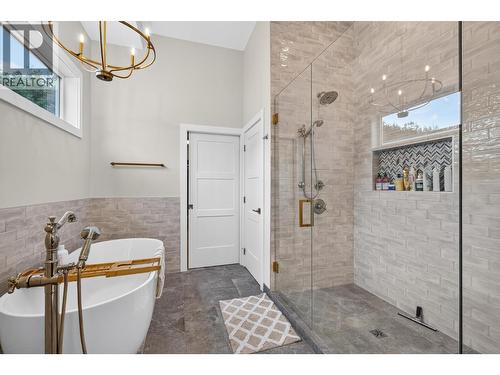 Primary Ensuite - 887 Loseth Drive, Kelowna, BC 