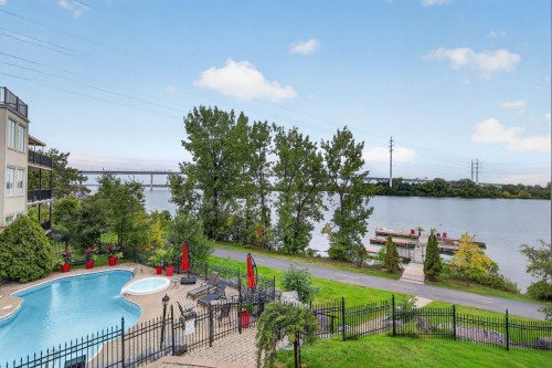 Piscine - 107-5730 Boul. Marie-Victorin, Brossard, QC 