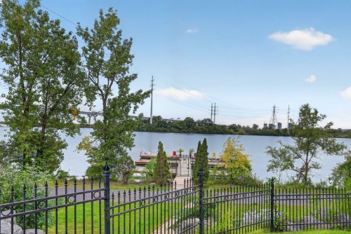 Piscine - 107-5730 Boul. Marie-Victorin, Brossard, QC 