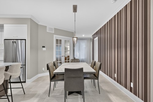Salle à manger - 107-5730 Boul. Marie-Victorin, Brossard, QC 
