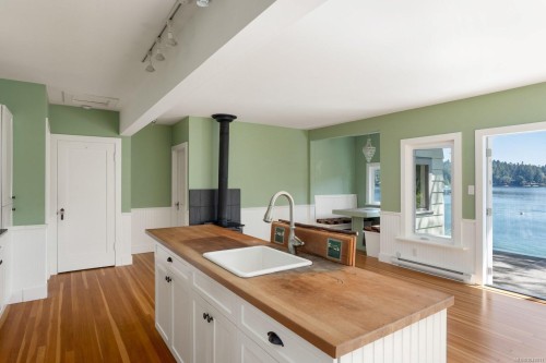 389 Moses Point Rd, North Saanich, BC 