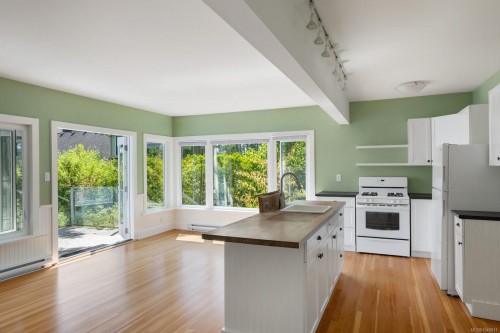 389 Moses Point Rd, North Saanich, BC 