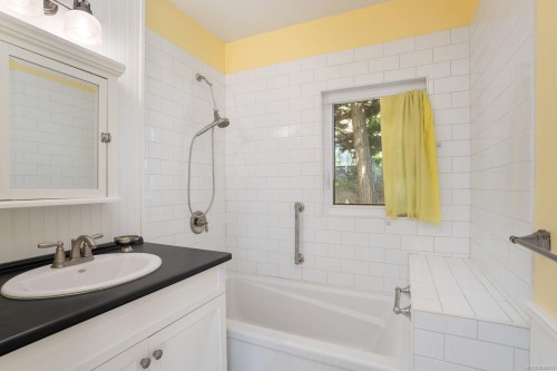 389 Moses Point Rd, North Saanich, BC 