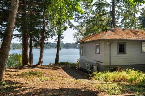 389 Moses Point Rd, North Saanich, BC 