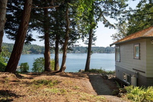 389 Moses Point Rd, North Saanich, BC 