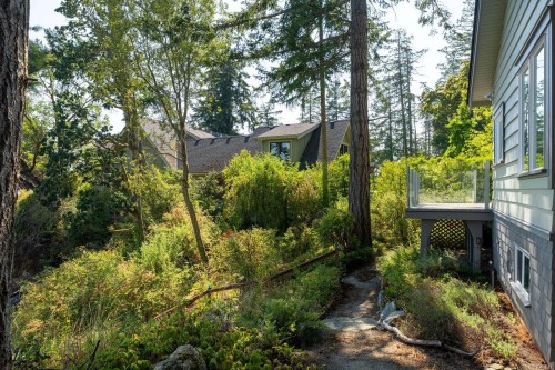 389 Moses Point Rd, North Saanich, BC 