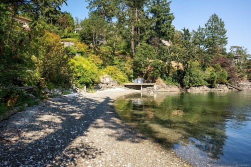389 Moses Point Rd, North Saanich, BC 