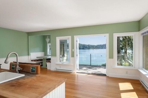 389 Moses Point Rd, North Saanich, BC 