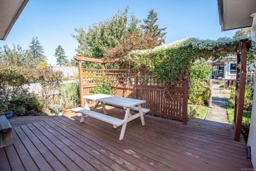 #13-3060 Harriet Rd, Saanich, BC 