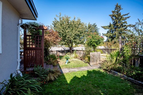 #13-3060 Harriet Rd, Saanich, BC 