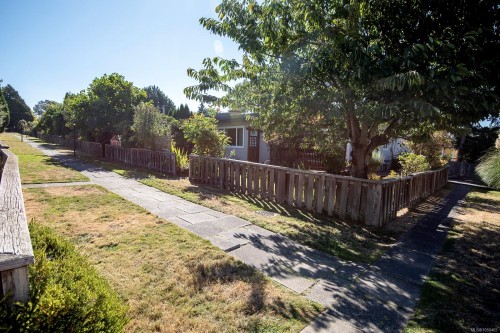#13-3060 Harriet Rd, Saanich, BC 