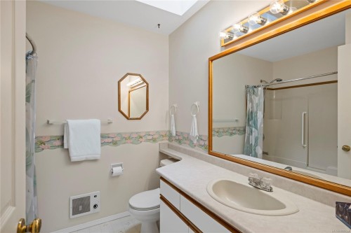 464 Quatsino Rd, Qualicum Beach, BC 
