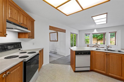 464 Quatsino Rd, Qualicum Beach, BC 