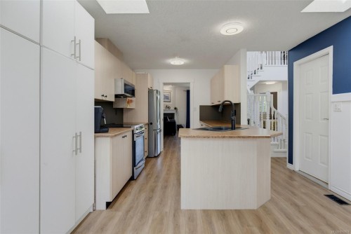 #9-2115 Amelia Ave, Sidney, BC 