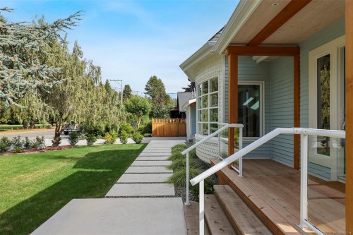 164 Crescent Rd East, Qualicum Beach, BC 