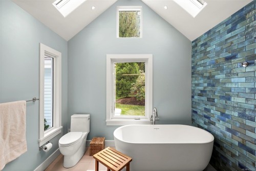164 Crescent Rd East, Qualicum Beach, BC 
