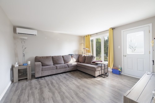 Salon - 241  - 243 Rue De La Paix, Saint-Clet, QC 