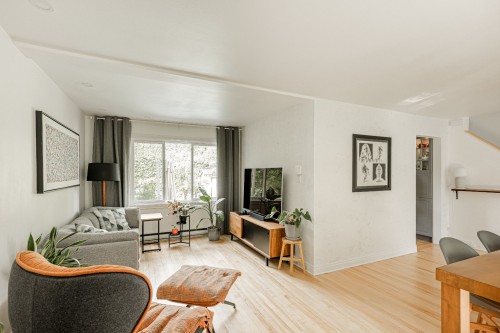 Salon - 7885 Rue Ontario E., Montréal (Mercier/Hochelaga-Maisonneuve), QC 