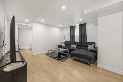 Salle familiale - 8530 Rue Siméon-Lamarche, Mirabel, QC 
