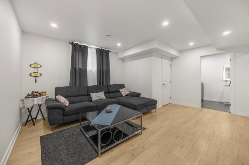Salle familiale - 8530 Rue Siméon-Lamarche, Mirabel, QC 