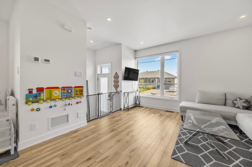 Salon - 8530 Rue Siméon-Lamarche, Mirabel, QC 