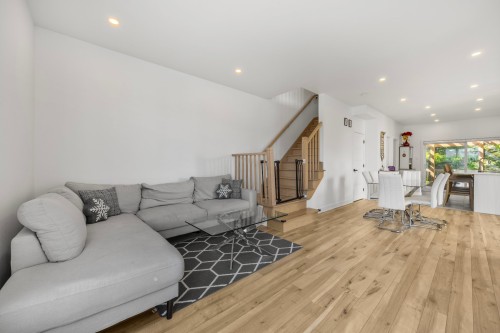 Salon - 8530 Rue Siméon-Lamarche, Mirabel, QC 
