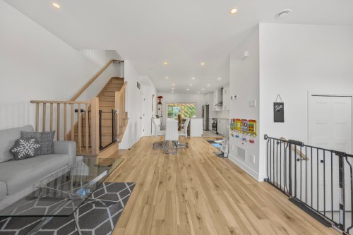 Salon - 8530 Rue Siméon-Lamarche, Mirabel, QC 