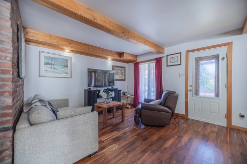 Salon - 5056 Rue Ste-Thérèse, Contrecoeur, QC 