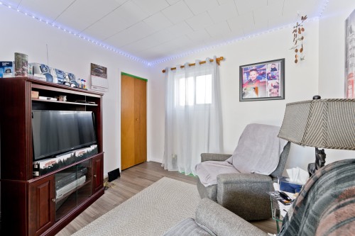 Salon - 169  - 179 Rue Court, Coaticook, QC 