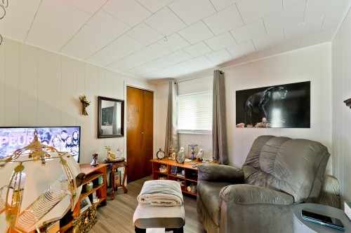 Salon - 169  - 179 Rue Court, Coaticook, QC 