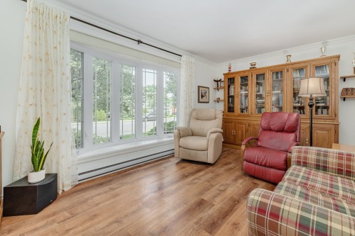 Salon - 186 Rue Filion, Laval (Sainte-Rose), QC 