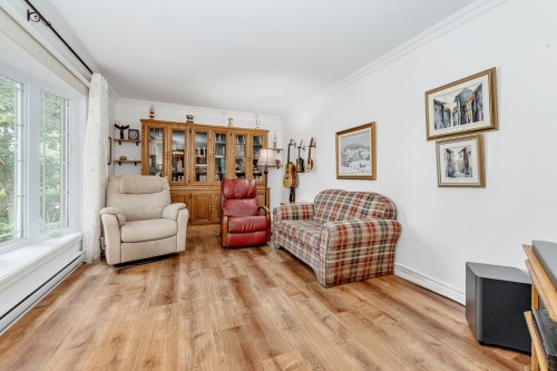 Salon - 186 Rue Filion, Laval (Sainte-Rose), QC 