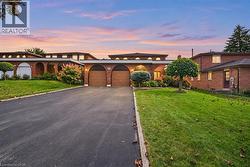312 HUNTINGWOOD Drive Oshawa, ON L1J 7C5