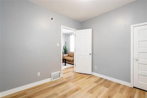 472 Harbison Ave, Winnipeg, MB 