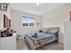 Second upstairs bedroom - 
